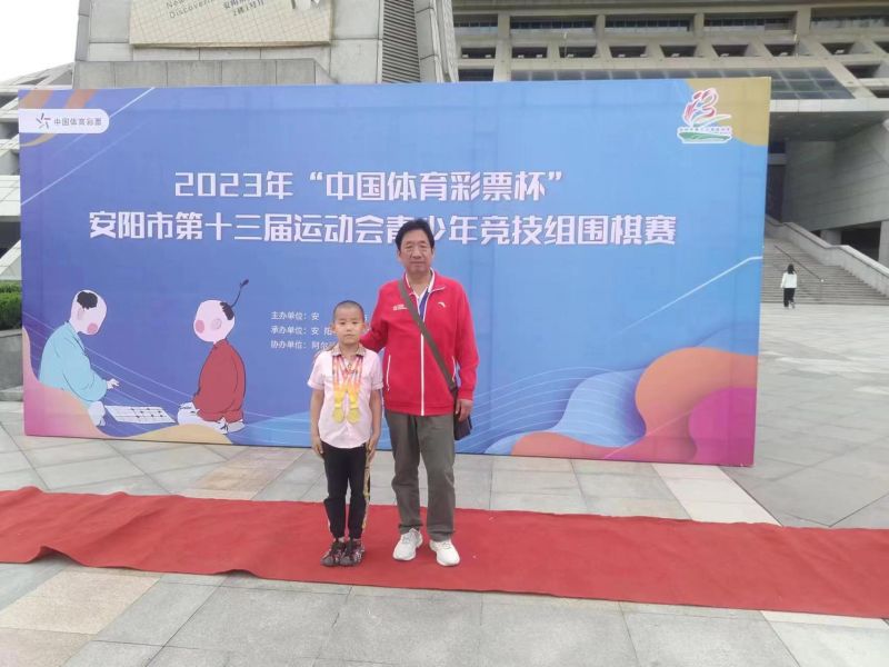 安阳市文广体旅局竞技科科长高昕为获得团体前三名的选手颁发金、银、铜牌